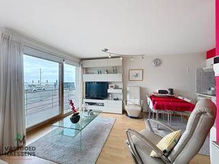 Deze instapklare studio is gelegen op de eerste verdieping van de residentie ZON EN ZEE, de residentie is perfect georiënteerd en geniet van enorm veel lichtinval. De studio omvat een ruime woonkamer met slaaphoek die afgescheiden wordt van het leefgedeelte door de open keuken. De badkamer beschikt over een douche en toilet. Grenzend aan de woonkamer vinden we het zonnig terras terug vanwaar een schitterend zicht open zicht is. De residentie verkeert in uitstekende staat en er is de mogelijkheid om een berging bij te kopen (7.500EUR).