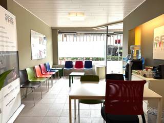 Handelspand met bovengelegen appartement in het centrum van Herentals.Indeling en omschrijving:Handelsruimte van ca. 113m² ingedeeld in meerdere...