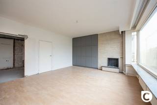 <p><span>Te renoveren 1-slaapkamerappartement met groot potentieel !</span></p><p><span> </span></p><p><span>Op zoek naar een renovatieproject met tal van mogelijkheden? Dit te renoveren 1-slaapkamerappartement op de 7de verdieping biedt een mooie opportuniteit voor wie op zoek is naar een eigen woonst die volledig naar smaak kan worden ingericht, of naar een interessante investering met potentieel. Dankzij de ruime leefruimte, de grote raampartijen, het aangename uitzicht vormt dit appartement de ideale basis om een hedendaagse en stijlvolle woonplek te creëren.</span></p><p><span> </span></p><p><span>Locatie</span></p><p><span> </span></p><p><span>Gelegen op de levendige Mechelsesteenweg geniet u hier van een uitstekende bereikbaarheid en een centrale ligging in Antwerpen. In de onmiddellijke omgeving vindt u tal van winkels, supermarkten, gezellige horecazaken en scholen. Ook het openbaar vervoer bevindt zich op wandelafstand, wat zorgt voor een vlotte verbinding naar het stadscentrum en andere delen van de stad.Bovendien bent u in een mum van tijd bij belangrijke invalswegen, wat deze locatie ideaal maakt voor zowel stadsliefhebbers als pendelaars. </span></p><p><span> </span></p><p><span>Ondanks de centrale ligging woont u hier op de 7de verdieping in alle rust en privacy, met een prachtig open uitzicht.</span></p><p><span> </span></p><p><span>Indeling</span></p><p><span> </span></p><p><span>Via de ruime inkomhal van het gebouw bereik je met de vernieuwde lift comfortabel de 7de verdieping.</span></p><p><span> </span></p><p><span>Bij het binnenkomen kom je in de inkomgang, die momenteel casco is afgewerkt. Deze ruimte leent zich perfect tot het creëren van een ruime badkamer, naar wens ensuite aan de slaapkamer of afzonderlijk toegankelijk. Hier krijg je de mogelijkheid om de indeling volledig af te stemmen op jouw eigen woonconcept.</span></p><p><span> </span></p><p><span>Aan de rechterzijde bevindt zich de ruime leefruimte. Dankzij de grote aluminium raampartijen met dubbele beglazing, die zich uitstrekken over de volledige breedte, geniet je hier van veel natuurlijk licht en een mooi, open uitzicht. Een absolute meerwaarde is dat de tussenmuur naar de naastgelegen ruimte geen dragende functie heeft en dus kan worden verwijderd. Hierdoor ontstaat de mogelijkheid om een open keuken te integreren en een ruime, moderne leefruimte te creëren. Ook de aanwezige ingemaakte kasten en de schouw kunnen worden uitgebroken om nog meer ruimte en een strakker geheel te realiseren.</span></p><p><span> </span></p><p><span>Achteraan bevindt zich de ruime slaapkamer, voorzien van een laminaatvloer en voldoende plaats voor een tweepersoonsbed en bijkomende kastruimte. Het aanwezige terras vormt een extra troef.</span></p><p><span>Het appartement is deels casco afgewerkt, waardoor er al een basis aanwezig is om verder op te bouwen. Tegelijkertijd biedt de huidige toestand de vrijheid om de verdere afwerking en indeling volledig naar eigen smaak vorm te geven.</span></p><p><span> </span></p><p><span>Troeven</span></p><p><span> </span></p><ul><li><span>·Mooi uitzicht en aangename natuurlijke lichtinval</span></li><li><span>·Gunstig EPC</span></li><li><span>·Dak conform en geïsoleerd</span></li><li><span>·Vernieuwde lift</span></li><li><span>·Interessant renovatiepotentieel voor eigen bewoning of als investering</span></li><li><span> Individuele kelderberging</span></li></ul><p><span> </span></p><p><span>Ben je op zoek naar een appartement dat je volledig naar eigen wensen kunt transformeren? Dan is dit pand aan de Mechelsesteenweg zeker een bezoek waard. De combinatie van de centrale ligging, het mooie uitzicht, de praktische basis en de vele indelingsmogelijkheden maakt dit een interessante opportuniteit voor wie het potentieel van een renovatieproject weet te waarderen.</span></p><p><span> </span></p>
