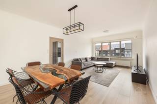 Instapklaar 2-slaapkamerappartement met dubbele balkons in hartje Lier! Op zoek naar een lichtrijk en instapklaar appartement op een toplocatie?Dan...