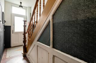 <p><span>Uiterst charmante, best wel unieke woning op een uitermate gunstige locatie. Laat de foto's voor zich spreken!</span></p><p><span>De woning is gelegen in een rustige straat, op wandelafstand van het centrum van Ekeren. Een grote diversiteit aan winkels en tal van horecazaken, evenals het openbaar vervoer, trein en bus, in de nabijheid, net als de fietsostrade.</span></p><p><span>We betreden de woning langs de inkomhal (met ingemaakte kasten), welke ons vooraan toegang geeft tot de leefruimte, met vooraan een knusse zithoek. Dankzij de houthaard staat deze sowieso garant voor gezellige herfst- en winteravonden. Deze leefruimte biedt verder ook nog voldoende plaats voor een eetkamer en/of thuiswerkplek.</span></p><p><span>Achteraan geeft de inkomhal ons toegang de ruime en lichtrijke keuken, meer dan geschikt om gezellige etentjes te organiseren voor een groepje vrienden of familie. De keuken is voorzien van voldoende kast- en werkbladruimte en de volgende uitrusting: kookvuur (gas), dampkap, spoelbak, vaatwasser, oven, koelkast en diepvriezer. Aansluitend aan de keuken vinden we ook nog de eerste badkamer (met douche, toilet en lavabo).</span></p><p><span>Op de eerste verdieping vinden we de gezellige master (16,70m²), een tweede slaapkamer (11,50m²) en een tweede badkamer (met ligbad, lavabomeubel en toilet), terwijl de zolderverdieping nog plaats biedt aan een ruime derde slaapkamer (22,50m²).</span></p><p><span>Verder beschikt de woning over een leuke stadstuin met een terras en achteraan ook nog een ruim tuinhuis.</span></p><p><span>Met een ruime kelder (18,50m²) is ook de noodzakelijke bergruimte aanwezig. Hier vinden we bovendien ook de voorzieningen voor wasmachine en droogkast.</span></p><p><span>De voortuin biedt U dan weer een oplossing voor het stallen van uw fietsen en containers, verdoken achter de haag.</span></p><p><span>De woning werd doorheen de jaren gerenoveerd. Leuke keuze en combinatie van materialen! Hier en daar nog een kleine afwerking en een laagje verf en men is klaar.</span></p><p><span>Energetisch is de woning met een B-label zeker klaar voor de toekomst!</span></p><p><span>Is uw interesse gewekt? Wel, kom deze parel dan ontdekken. De eerste bezoeken zullen worden ingepland op zaterdag 25 april 2026.</span></p>