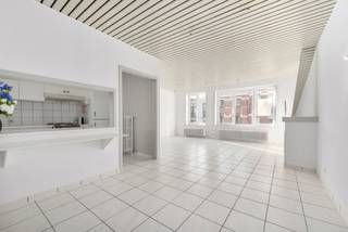 [[ DIT PAND NEEMT DEEL AAN DE ERA OPEN HUIZEN DAG OP 14/3 VAN 11:00 TOT 12:00 ]]
<p><strong>Blankenberge: Ruim, lichtrijk appartement met 2 slaapkamers te koop!</strong></p>

<p>In het centrum van Blankenberge vinden we dit ruim appartement met 2 slaapkamers te koop. Deze is centraal gelegen tussen de Grote Markt en het station, en op wandelafstand van zee en jachthaven.</p>

<p><strong>Indeling:</strong> Inkomhal, ruime woonkamer, keuken, badkamer, 2 slaapkamers</p>

<p><strong>Troeven:</strong></p>

<ul><li>Zeer lichtrijk.</li><li>Centraal gelegen.</li><li>Instapklaar</li></ul>

<p>Meer informatie? Contacteer Maarten op het nummer 050 42 58 98.</p>