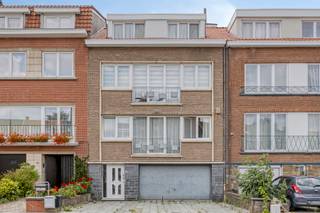 Ontdek deze ruime en lichtrijke duplex met maar liefst vier volwaardige slaapkamers, gelegen op een toplocatie in het centrum van Strombeek-Bever...