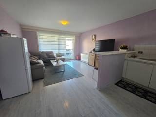 Goed gelegen appartement aan de Veemarkt. Bestaande uit living met open keuken en aansluitend terras. Apart toilet, badkamer met douche en aansluiting wasmachine, 1 slaapkamer. Heel centraal gelegen op wandelafstand van de K, De Grote Markt en het Station. Momenteel verhuurd, dus ideaal als investering of mits opzeg huurder ook interessant voor u als starter!!!