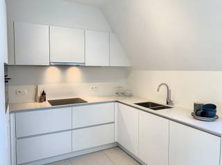 Op de vijfde verdieping van het Ursulinenhof – thuishotel én zorghotel in één – bevindt zich dit fraaie full-service 1-slaapkamerappartement. Het appartement heeft een bruto oppervlakte van 78m² en een ruim, zuidelijk georiënteerd terras van 19m². Je kan dus alle dagen genieten van die heerlijke middagzon. <br /><br />De leefruimte en het terras hebben zicht op de rustige, groene binnentuin én op de skyline van Hasselt. De ramen in de keuken en slaapkamer richten zich dan weer op de gezellige binnenstraat. De badkamer is afgewerkt met een witte marmerlook-tegel en toegankelijk vanaf de slaapkamer en de leefruimte. Handig, want zo kunnen je gasten rechtstreeks naar het toilet zonder dat ze de slaapkamer moeten betreden. <br /><br />Een extra grote troef is dat de keuken gescheiden ligt van de andere ruimtes en prachtig is afgewerkt in tinten van wit en met licht hout. Bovendien is het appartement voorzien van parket. Een hongertje? Geen probleem, je kan gewoon (overdekt) doorlopen naar de brasserie van het Ursulinenhof. Smakelijk!