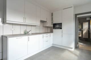 <strong>Volledig vernieuwde (2024) ruime tweeslaapkamerwoning vlakbij het centrum doch rustig gelegen<br /></strong><span><strong>EPC A </strong>I <strong>Elektriciteit goedgekeurd tem 2048</strong> I <strong>Asbestveilig</strong></span><br /><br /><strong>Zeer gunstig gelegen</strong> op wandelafstand van de Markt en openbaar vervoer doch op een rustige ligging in een éénrichtingsstraat. <br /><br />Deze <strong>volledig vernieuwde, lichte en energiezuinige (A label) woning</strong> bestaat uit een aparte inkom langs de Maasstraat met beneden een grote berging/wasplaats alsook fietsenstalling van meer dan 17 m² met trap naar de eerste verdieping. <br /><br />Hier bevindt zich een zeer ruime en lichte leefruimte met volledig ingerichte keuken met een vuur, dampkap, combi-oven, koelkast en vaatwasser, alsook een badkamer met douche, dubbele wastafel en toilet dewelke geniet van natuurlijk licht.<br /><br />Verder twee ruime &amp; lichte slaapkamers op de tweede verdieping. Van hieruit ook toegang tot de zolderruimte van 17 m².<br /><br />Het appartement werd dit jaar volledig aangepakt en vernieuwd en heeft een <strong>A label door het gebruik van een warmtepomp, 6 eigen zonnepanelen, alu profielen enz. De warmtepomp/airco combinatie kan zowel verwarmen als verkoelen in de zomer. </strong><br /><strong>Volledig vernieuwde elektriciteit tem 2048 en asbestveilig. Future-proof dus !</strong><br /><br />Mogelijkheid om een garage bij aan te kopen maar niet verplicht.<br /><br />Het appartement heeft een eigen inkom en dus quasi geen gemeenschappelijke delen/lasten buiten dak &amp; verzekering.<br /><br />Verkoop onder registratie. Ideaal voor starters, alleenstaanden, jonge koppels of als investering om te verhuren.<br /><br />Bezoek dit appartement op afspraak via tel 014/70 73 23 of info@dilegno.immo