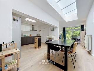 <span>Verkoopsconcept BEZOEK- en BIEDMOMENT</span><br />Meer uitleg hierover vind je onderaan de tekst (of op onze website www.dehuisleverancier.be).<br /><br />Wonen in de hipste laan van Edegem? Welkom op de Zomerlei!<br /><br />Als je op zoek bent naar die ene unieke plek waar je kinderen veilig buiten spelen, waar je op wandelafstand van het gezellige centrum van Edegem woont én waar je na een drukke werkdag thuiskomt in een oase van rust, stop dan maar met zoeken. Dit is hem. Welkom in de legendarische wijk "De Leikes", de absolute droomlocatie voor jonge, moderne gezinnen.<br /><br />Zodra je de straat inrijdt, voel je het al: brede lanen, prachtige bomen en die heerlijke, gemoedelijke buurtvibe. Parkeren is hier trouwens nooit een stressfactor, want met je eigen oprit en een handige inpandige garage parkeer je de gezinswagen of de bakfiets altijd vlotjes voor de deur. Wel zo fijn als je de wekelijkse boodschappen of de kids moet inladen!<br /><br />Binnenstappen is meteen verliefd worden. Dit huis ademt ruimte en licht met zijn maar liefst 194 vierkante meter aan bewoonbare oppervlakte. De indeling is perfect doordacht voor het moderne gezinsleven. Er zijn drie ruime, lichte slaapkamers waar iedereen zijn eigen gezellige plekje kan creëren. Daarnaast is er een handige badkamer en is de hele woning fantastisch goed uitgerust en met liefde onderhouden. Of je nu een uitgebreid ontbijt klaarmaakt in de keuken, gezellig samenkomt in de leefruimte met zicht op het groen, of boven een rustige thuiswerkplek inricht: overal voel je die warme, open sfeer.<br /><br />En dan hebben we het beste nog niet gehad: de tuin! Dit is niet zomaar een lapje groen, maar een heerlijk grote, volwassen, zonnige familietuin, waar herinneringen worden gemaakt. Ruimte genoeg voor een gigantische trampoline, een zandbak, een gezellige barbecue met vrienden of gewoon om op een zwoele zomeravond met een goed glas wijn te genieten van de rust. Terwijl de kinderen ravotten op het gras, geniet jij op het terras in alle privacy van het buitenleven.<br /><br />De locatie? Die is simpelweg goud waard. Je woont hier supercentraal waardoor scholen, sportclubs, hippe koffiebars en winkels letterlijk om de hoek liggen. Tegelijkertijd ben je zo de stad uit of op de belangrijkste invalswegen richting Antwerpen en Brussel. Het is de perfecte combinatie van het bruisende gezinsleven en pure rust.<br /><br />Dit is geen huis dat je gewoon koopt, dit is een plek waar je herinneringen maakt, waar geleefd mag worden en waar je samen gelukkig wordt. Zie jij jezelf hier al wonen, de kamers inrichten en genieten van de zomerdagen in de tuin?<br /><br />Bel ons NU!<br /><br />Vg-Wg-Gmo-Gvkr-Gvv-EPC :  229 kWh/m<sup>2</sup> (Label C)<br />Waterinfo : P-Score = A, G-Score = A<br /><br />Dit is niet wat je zoekt ? Al gehoord van AANKOOPBEGELEIDING ?   Wij zoeken, bezoeken en onderhandelen mee met jou voor eigendommen die worden aangeboden door particulieren, andere makelaars of eigendommen die zelfs (nog) niet te koop staan?<br /><br />Vraag meer informatie over aankoopbegeleiding via welkom@dehuisleverancier.be of 0489/069.000<br /><br />de Huisleverancier : Persoonlijk, voor iedereen Service, Kwaliteit en Vertrouwen !<br /><br />Verkoopsconcept BEZOEK- en BIEDMOMENT<br />Bezoeken zijn mogelijk op zondag 28 juni van 12u00 tot 16u00.<br /><br />De verkoop sluit af op het BIEDmoment, woensdag 01 juli 2026 om 12u00, dan worden de enveloppes met biedingen geopend. Het volledig reglement van het Bezoek- en Biedmoment krijg je bij een bezoek ter plaatse.<br /><br />Opgelet, de aangegeven prijs is een richtprijs en je kan deze woonst enkel op afspraak bezoeken (mail via welkom@dehuisleverancier.be of bellen/sms/whatsapp op het telefoonnummer 0489/069.000 of rechtstreeks via website www.dehuisleverancier.be).