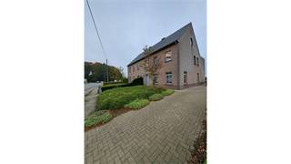 Een goed onderhouden woning (HOB) met ruime woonkamer en open, ingerichte keuken, 3 slaapkamers, Polyvalente ruimte, badkamer, bergplaats,...