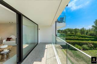 Stijlvol gerenoveerd appartement op toplocatie in het Zoute.<br />Gelegen nabij wandeldijk, het Zwin en de Royal Zoute Tennis Club, geniet dit stijlvol gerenoveerde appartement van een uitstekende ligging in het hart van het Zoute. De combinatie van de nabijheid van het strand, de natuur en alle voorzieningen maakt dit een ideale uitvalsbasis voor zowel een vaste woonst als een tweede verblijf.<br /><br />Het appartement werd volledig gerenoveerd met kwalitatieve materialen en oog voor detail. De ruime inkomhal met gastentoilet geeft toegang tot de lichtrijke woon- en eetkamer, die uitgeeft op een ruim zuidgericht terras met een open uitzicht op het groene domein van de Tennis Gardens. De volledig uitgeruste keuken is voorzien van alle moderne toestellen en sluit aan op een praktische berging met wasplaats. Via de nachthal bereikt u twee ruime slaapkamers, beide voorzien van ingebouwde kasten en een eigen douchekamer. Beide slaapkamers geven uit op een terras met een aangenaam zijdelings zeezicht.<br /><br />Het appartement beschikt verder over een private kelder en een gemeenschappelijke fietsenberging. In de residentie is een conciërge aanwezig en alle ramen werden reeds vernieuwd. Bovendien bestaat de mogelijkheid om een dubbele garagebox in het gebouw aan te kopen.<br />Meer informatie of een bezoek plannen? Neem gerust contact met ons op.