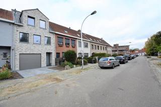 <h3>Energiezuinige woning met 4 slaapkamers, 2 badkamers en zonnige tuin</h3>
<p>Deze recente, instapklare woning bevindt zich in een rustige straat op een centrale ligging nabij het centrum. De woning is hoogwaardig afgewerkt, beschikt over vier volwaardige slaapkamers, twee badkamers en een aangename, zuidwestgerichte tuin met terras en tuinhuis.</p>
<p><strong>Gelijkvloers</strong></p>
<ul>
<li>
<p>Inkomhal op tegel met afzonderlijk gastentoilet met handenwasser</p>
</li>
<li>
<p>Garage (22m²) op tegel met automatische sectionale poort</p>
</li>
<li>
<p>Leefruimte (46m²) op tegel met veel lichtinval</p>
</li>
<li>
<p>Open keuken op tegel, uitgerust met granieten werkblad, inductiekookvuur, dampkap, dubbele spoelbak, oven, microgolfoven, vaatwasser, koelkast en diepvriezer</p>
</li>
<li>
<p>Mooi aangelegde tuin met terras, tuinhuis en gunstige oriëntatie</p>
</li>
</ul>
<p><strong>Eerste verdieping</strong></p>
<ul>
<li>
<p>Nachthal op tegel met afzonderlijk nachttoilet</p>
</li>
<li>
<p>Hoofdslaapkamer (18m²) met klikvinyl</p>
</li>
<li>
<p>Tweede slaapkamer (16m²) met klikvinyl</p>
</li>
<li>
<p>Badkamer op tegel met inloopdouche (regendouche), dubbele lavabo met onderkasten en handdoekdroger</p>
</li>
<li>
<p>Wasplaats op tegel</p>
</li>
</ul>
<p><strong>Tweede verdieping</strong></p>
<ul>
<li>
<p>Nachthal op tegel</p>
</li>
<li>
<p>Derde slaapkamer (14m²) met klikvinyl</p>
</li>
<li>
<p>Vierde slaapkamer (12m²) met klikvinyl</p>
</li>
<li>
<p>Tweede badkamer op tegel met ligbad/douchecombinatie, lavabo met onder- en bovenkasten en toilet</p>
</li>
</ul>
<p><strong>Extra</strong></p>
<ul>
<li>
<p>Bergzolder bereikbaar via vlizotrap</p>
</li>
</ul>
<p><strong>Technisch</strong></p>
<ul>
<li>
<p>Aluminium schrijnwerk met dubbele beglazing en draai/kiep ramen</p>
</li>
<li>
<p>Rolluiken op de eerste en tweede verdieping achteraan</p>
</li>
<li>
<p>Ventilatiesysteem type D</p>
</li>
<li>
<p>Zonnepanelen aanwezig</p>
</li>
<li>
<p>Regenwaterput aangesloten op wasmachine en buitenkranen</p>
</li>
<li>
<p>Centrale verwarming op gas via condensatieketel “Vaillant”<br /><strong><br />Beschikbaarheid &amp; huurvoorwaarden</strong></p>
</li>
</ul>
<p>Beschikbaar vanaf 1 september 2026<br />Ingaande plaatsbeschrijving wordt opgemaakt door een extern expertisebureau aan <strong>€ 300 incl. 21% btw</strong>. Bij vertrek wordt opnieuw een beschrijving opgemaakt aan <strong>€ 230 incl. 21% btw</strong>.<br />De huurwaarborg bedraagt 3 maanden en wordt gestort op een geblokkeerde rekening bij Korfine.<br /><br /></p>
<p><strong>Samenvatting</strong><br />Deze recente en energiezuinige woning combineert comfort en ruimte met een uitstekende ligging. Met vier slaapkamers, twee badkamers, een zonnige tuin en een inpandige garage biedt dit pand alles wat een modern gezin nodig heeft.</p>
<p>Interesse? Neem vandaag nog contact met ons op via 03 535 12 75!<br /><br />De vermelde bewoonbare oppervlakte is gebaseerd op de bruikbare vloeroppervlakte zoals vermeld in het EPC</p>