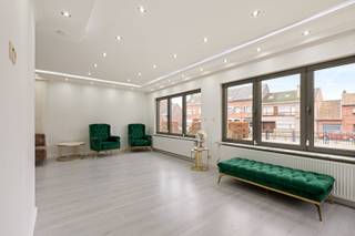 Deze ruime open bebouwing uit 1971 is gelegen op een perceel van ruim 10 are en biedt een bewoonbare oppervlakte van maar liefst 357 m². De...