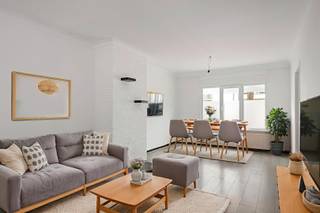 - Ideale ligging met vlotte verbinding: Stasegemdorp 3, Stasegem (Harelbeke)- Lichtrijke leefruimte- 2 volwaardige slaapkamers- Zolder- Zuidgerichte...