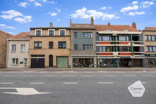 Ruime op te frissen woning met handelsgelijkvloers op <strong>commerciële topligging</strong>. Gelegen langs de Torhoutsesteenweg te Oostende met uitstekende <strong>visibiliteit.</strong>
<ul>
<li><strong>Handelsgelijkvloers</strong> met diverse multifunctionele ruimtes.</li>
<li><strong>Eerste verdieping</strong>: lichtrijke leefruimte, bureau, keuken en ruim terras met trap naar het handelspand.</li>
<li><strong>Tweede verdieping:</strong> drie volwaardige slaapkamers, badkamer en ruime berging/dressing.</li>
<li><strong>Derde verdieping: </strong>zolder met potentieel voor twee extra slaapkamers (vaste trap voorzien).</li>
</ul>
Mogelijkheid tot aankoop van een garagebox achteraan het gebouw.