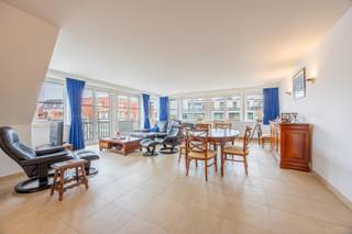 Gelegen in het centrum van Sint-Idesbald vinden we dit magnifiek appartement terug met een enorme woonoppervlakte. Er zijn 3 slaapkamers met 2 badkamers en een leefruimte waar u alles naar hartenlust kan inrichten dankzij de oppervlakte en rijkelijke lichtinval. Er is een kelderberging aanwezig en mogelijkheid tot het kopen van een dubbele garagebox in het kelderverdiep.<br /><br />De indeling van het appartement op de 4de verdieping is het volgende:<br />inkom, 2 slaapkamers, badkamer, toilet, leefruimte met open keuken en berging, terras, op het extra verdiep een grote slaapkamer met eigen badkamer.<br /><br />Enkele troeven:<br /><br />- Rijkelijke lichtinval<br /><br />- Centraal gelegen<br /><br />- Enorme bewoonbare oppervlakte