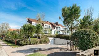 Prachtig gerenoveerd appartement met zuidwest gericht terras op wandelafstand van het strand en het Albertplein in het Zoute. Appartement van 154m² met drie volwaardige slaapkamers. Indeling: inkomhal met gastentoilet. Lichtrijke woon-en eetkamer met haard en toegang tot het zonneterras. Volledig ingerichte keuken voorzien van alle apparatuur. Masterbedroom met aansluitende badkamer (douche, dubbele lavabo en toilet) met toegang tot het 2de zonneterras. Op de tweede verdieping: 2 ruime slaapkamers met elk hun eigen douchekamer. Apart toilet in de nachthal. Bergruimte met aansluiting voor wasmachine. Iedere slaapkamer is voorzien van ingemaakte kasten. Privatieve kelder en ruime fietsenberging. Mogelijkheid tot aankoop van 1 garagebox in de residentie. Heel luxueuze afwerking: Vola kranen, microtopping, wijnfrigo,... De residentie heeft een frisse, eigentijdse uitstraling gekregen: transparante balkons, vernieuwde wandelpaadjes, heraangelegde tuin,....