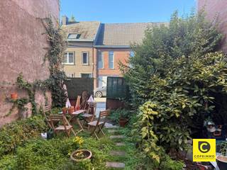 <p><span>Projet de rénovation offrant de nombreuses possibilités dans la Nielsestraat</span></p><p><span>Ce projet de rénovation offre de nombreuses possibilités à ceux qui recherchent une opportunité intéressante de construction ou de rénovation.</span></p><p><span>À l'avant se trouve un </span><span>terrain à bâtir de 75 m²</span><span>, situé au </span><span>254 de la Nielsestraat</span><span>. À l'arrière se trouve une </span><span>maison à rénover entièrement</span><span>, </span><span>sur une parcelle de 85 m²</span><span>, située au </span><span>250 de la Nielsestraat</span><span>.</span></p><p><span>La combinaison de ces deux parcelles rend ce projet particulièrement intéressant pour ceux qui recherchent un projet de rénovation à fort potentiel. La propriété offre des possibilités tant de rénovation que de développement ultérieur, sous réserve du respect des règles d'urbanisme en vigueur.</span></p><p><span>Données :</span></p><ul><li><span>254, Nielsestraat : terrain à bâtir de 75 m²</span></li><li><span>Nielsestraat 250 : maison à rénover entièrement sur un terrain de 85 m²</span></li><li><span>Projet intéressant pour les rénovateurs, les constructeurs ou les investisseurs</span></li></ul><p><span>De nombreuses possibilités</span></p>
