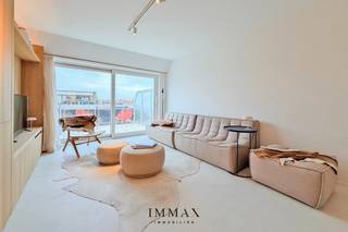 Situé dans le centre de Knokke, sur l'avenue Lippenslaan, vous trouverez cet appartement élégamment fini dans une résidence chic. Son...