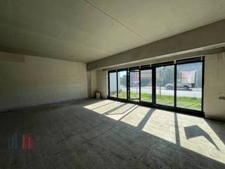 Nieuwbouw handels- of kantoorruimte met een royale oppervlakte van 158 m²  in het dynamische Drongen. Deze strategisch gelegen ruimte biedt...