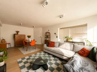 <strong>CHARMANT INGERICHT 2-SLAAPKAMERAPPARTEMENT</strong> met <strong>TERRAS</strong> en veel lichtinval in Gent. Dit verzorgd appartement biedt <strong>CA. 73M²BEWOONBARE OPPERVLAKTE</strong>. De ruime leefruimte met uitgeruste <strong>NIEUWE</strong> keuken geniet van <strong>OCHTEND- EN VOORMIDDAGZON</strong>. Verder zijn er <strong>TWEE SLAAPKAMERS</strong>, een <strong>VERNIEUWDE BADKAMER </strong>met <strong>DOUCHE</strong> en toilet en een <strong>WESTGERICHT TERRAS</strong> met namiddag- en avondzon. Het appartement werd grondig gerenoveerd met zwarte aluminium ramen <strong>MET HOOGRENDEMENTSGLAS</strong>, vernieuwde elektriciteit, dimbare LED-verlichting, sanitair & gevelisolatie, een brand - en diefstalwerende voordeur, <strong>CONDENSATIEKETEL</strong> met slimme thermostaat,…. Op een toplocatie <strong>NABIJ HET WATER</strong> en het <strong>BRUISENDE CENTRUM VAN GENT</strong><br /><br />Adres: Paardestraat 72 te Gent<br /><br />EPC-label B; P-score: , G-score: Bestuursmaatregelen in maatregelenregister: neen; Vrij bij akte.