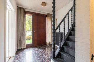 Karakteristieke en mooi gelegen split-level woning met o.a. 3 slaapkamers, uitzonderlijk lichtrijke woonkamer, veranda, bad- en douchekamer en...