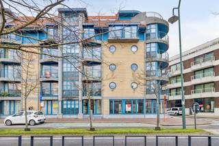 Ontdek dit lichtrijke appartement op de 2e verdieping van de moderne Residentie Pier Kloeffe. Het appartement beschikt over een ruime inkomhal en twee comfortabele slaapkamers.<br /><br />De grote woonkamer met open keuken vormt het hart van de woning, met aansluitend een hoekterras dat dankzij zijn ligging volop zon en privacy biedt. <br /><br />Verder is er een apart toilet en een praktische berging met aansluitingen voor wasmachine en droogkast.<br /><br />TROEVEN:
<ul>
<li>Energiezuinig EPC B </li>
<li>Centrale ligging</li>
<li>Gratis parkeermogelijkheid (Koningsplein)</li>
</ul>