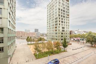 <p>Op absolute toplocatie op het Eilandje bevindt zich dit uitzonderlijk loft- appartement in een karaktervol brutalistisch gebouw. Dit appartement is een uitgelezen kans voor wie zoekt naar een instapklare woning in een levendige omgeving, met alle voorzieningen van de bruisende stad Antwerpen binnen handbereik. Het uitzonderlijk zicht geeft geeft een dagelijks gevoel van rust en ruimte.<br /><br /><strong>Indeling: </strong><br />Het appartement is zowel op energetisch vlak, als op bouwtechnisch vlak doordacht gebouwd, en biedt flexibele mogelijkheden qua indeling.<br />De open indeling wordt gekenmerkt door een lichte woonkamer die naadloos overgaat in de volledige geïnstalleerde keuken en samen genieten van een prachtig zicht op het water. Het zichtbare betonnen plafond geeft het interieur een architecturale uitstraling. De slaapkamer biedt een serene ruimte om tot rust te komen met aansluitend een gezellig terras welke visueel bij de leefruimte betrokken wordt door het betegeld gangpad. Op het terras geniet je van de namiddag en avondzon. De moderne badkamer bestaat uit een ligbad, douche en aansluiting voor de wasmachine en droogkast. <br /><br /><strong>Bijzonderheden:</strong></p>
<ul>
<li><strong>Energielabel A -</strong><strong>Zeer goed geïsoleerd. </strong></li>
<li>Massieve inkomdeur met driepunts slotbeveiliging.</li>
<li>Hoge afwerkingsgraad, waaronder massief parketvloer.</li>
</ul>