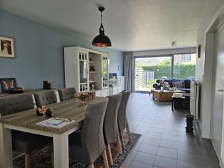 <span>Deze goed gelegen halfopen bebouwing bevindt zich op wandelafstand van het centrum van Beerse en biedt een aangename combinatie van ruimte en praktisch wooncomfort. Op het gelijkvloers beschikt de woning over een inkomhal met gastentoilet, een lichte woonkamer met aansluitend een open, ingerichte keuken, een ruime wasplaats en een garage. De eerste verdieping omvat drie slaapkamers, een badkamer, een douchekamer en een tweede gastentoilet. Via een vlisotrap is de geïsoleerde zolderverdieping bereikbaar, ideaal als extra bergruimte. Buiten geniet u van een gezellige tuin met terras, een fijne plek om in alle rust te vertoeven. Een BEZOEK aanvragen kan enkel online via </span><span>WWW.VASTGOEDPARTNERS.BE</span>