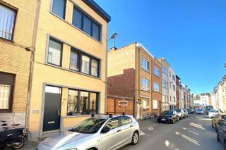 Buitenkans voor particuliere kopers: een perceel bouwgrond - 121 m2 - 5 meter breedte op 24,2 meter diepte - met daarop een garagecomplex: bij...