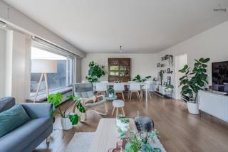 <p>Ontdek deze strakke en hedendaagse woning op een topligging, vlak bij het prachtige natuurdomein De Hoge Dijken. Hier woon je in alle rust, terwijl je toch geniet van een vlotte verbinding tussen Brugge en de kust.<br /><br />Bij het binnenkomen word je verwelkomd in een inkomhal met trap. De volledig ingerichte keuken biedt een mooi zicht op het terras en sluit naadloos aan op een ruime bergruimte (wasruimte) met gastentoilet, die ook toegankelijk is via de voorzijde van de woning. Daarnaast is er ook nog opslag voorzien voor vuilnis, extra ruimte om fietsen e.d. te plaatsen.<br />De lichtrijke leefruimte met grote raampartijen straalt openheid en rust uit, en wordt extra gezellig dankzij de aanwezige houthaard.<br /><br />Op de verdieping vind je een ruime nachthal, drie volwaardige slaapkamers met veel lichtinval en een extra kamer die perfect dienst kan doen als bureau of hobbyruimte. De moderne badkamer is uitgerust met een inloopdouche, ligbad, stijlvol meubel en toilet.<br /><br />Achteraan geniet je van een charmant en onderhoudsvriendelijk terras, ideaal om te ontspannen in de middag- en avondzon. Aansluitend bevindt zich een ruime garage, bereikbaar via de zijkant van de woning.<br /><br />Kortom, een instapklare woning die rust, comfort en moderne architectuur perfect combineert.<br /><br />📞 Interesse? Neem snel contact op voor een bezoek via 0477 03 03 03 — en laat je ter plaatse overtuigen!</p>