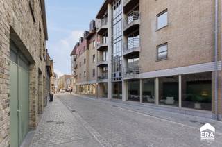<p>Comfortabel appartement in het centrum van Veurne, met terras en garage.</p><p><br /></p><p>Dit appartement combineert een praktische indeling met een centrale ligging in Veurne, vlak bij winkels, horeca en dagelijkse voorzieningen. De lichtrijke leefruimte en het aangename terras zorgen voor een comfortabel woongevoel in het hart van de stad.</p><p><br /></p><p>Belangrijkste ruimtes:<br />• Inkomhal met praktische circulatie naar de verschillende ruimtes<br />• Lichtrijke living met aangename leef- en eetruimte<br />• Keuken met functionele indeling<br />• Terras voor een gezellig buitenmoment<br />• Badkamer uitgerust met douche en enkele wastafel in meubel<br />• Apart toilet<br />• Twee slaapkamers geschikt als slaap-, kinder- of bureauruimte</p><p><br /></p><p>Troeven:<br />• Centrale ligging in het centrum van Veurne<br />• Twee volwaardige slaapkamers</p><p><br /></p><p>Mogelijkheid tot het bij huren van een garagebox (75€)</p><p><br /></p><p>Neem vandaag nog contact op met je ERA-makelaar voor een bezoek.</p><p><br /></p><p>AANMELDEN VIA DE ERAWEBSITE !</p><p><br /></p><p>JOUW DROOMAPPARTEMENT. ZO GEVONDEN!</p>