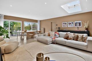 Deze stijlvolle en ruime gezinswoning ligt in een geliefde wijk van Aartselaar en biedt een perfecte mix van modern comfort, warmte en...