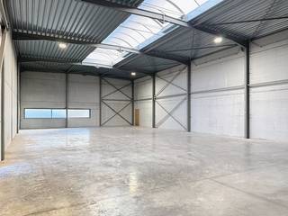 Deze instapklare nieuwbouw KMO-unit te huur komt met 2 privé parkeerplaatsen. Deze unit maakt deel uit van het moderne project Heermeers in Evergem, ideaal gelegen nabij de Gentse zeehaven en op een steenworp van de Westbekesluis. Met een uitstekende bereikbaarheid via de R4 en N9 is deze locatie perfect voor ondernemers die een vlotte verbinding en een strategische ligging waarderen.Oppervlakte: 225 m² + 78 m² mezzanine Specificaties: - Vrije hoogte: 6 meter- Staalstructuur: architectonisch beton &amp; aluminium sandwichpanelen- Geïsoleerd steeldeck met lichtstraat- Automatische sectionaalpoort 4m (b) x 4,5m (h) - Polybetonvloer (draagkracht 2,5T/m²)- Vermogen KVA (3x400V) - 40A- Individuele tellers EW- Internetaansluiting- Raampartijen Beschikbaarheid:Onmiddellijk beschikbaar.Hebt u interesse in dit nieuwbouw magazijn te huur in Evergem? Neem contact op via 09 245 35 35 of business.gent@dewaele.com.