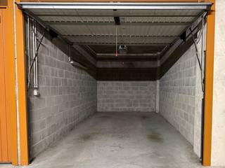 Gesloten garagebox met elektrische poort. Gelegen op -1 onder het Lichttorenplein.<br />Groot genoeg om comfortabel een grote/brede Range Rover in te parkeren.<br />Vlak aan de trappenhal naar het Lichttorenplein. Er is ook een lift aanwezig in het complex.<br />Rechtstreeks te koop van eigenaar.