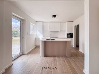 Gerenoveerde instapklare woning met 3 volwaardige slaapkamers, 2 badkamers, inpandige garage en zuidwest gerichte tuin te Moerkerke.<br />Dankzij de gunstige ligging in Moerkerke bent u bovendien dichtbij lokale voorzieningen en uitvalswegen!<br /><br />Deze woning omvat volgende indeling op het gelijkvloers: ruime inkomhal met ingemaakte vestiaire en gastentoilet - de inkomhal biedt eveneens toegang tot de inpandige garage en de kelder die extra opbergruimte biedt - lichtrijke leefruimte  &amp; eetruimte met een open keuken en kookeiland met zitmogelijkheid - wasplaats en berging aansluitend aan de keuken. <br />1e verdiep: nachthal met toilet - 3 slaapkamers waarvan 1 slaapkamer met zonnig terras van 10 m², en 1 slaapkamer beschikt over een doucheruimte met enkele lavabo - badkamer met inloopdouche, ligbad en dubbele lavabo.<br />2e verdiep: zéér ruime zolder van 40 m² te bereiken via uitklapbare trap.<br /><br />De woning is voorzien van een energiezuinig systeem met lucht-water warmtepomp, ventilo-convectoren en zonnepanelen. <br />Als kers op de taart beschikt ze over een zonnige, zuidwestgerichte tuin met terras en een prachtig, groen uitzicht.<br /><br />Troeven: <br />- Aankoop onder 2% registratierechten mogelijk!<br />- Energiezuinig en lichtrijk<br />- 3 volwaardige slaapkamers en 2 badkamers <br />- Inpandige garage en ondergrondse kelder <br />- Zuidwest gerichte tuin met zicht op het groen<br /><br />Voor verdere informatie of vrijblijvend bezoek contacteer Céline op 0476/60 60 23 of mail naar celine@immax.be