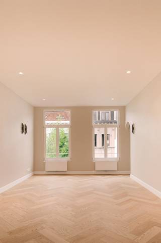 Dit stijlvolle appartement bevindt zich op de eerste verdieping van een kleinschalig gebouw in de Geuzenstraat. De ruime leefruimte met open...