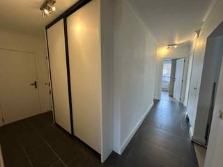 Prachtig gerenoveerd appartement te huur in het hartje an Bree.<br /><br />Dit aangename appartement is gelegen op een gunstige locatie in het centrum, met winkels, openbaar vervoer en andere voorzieningen op wandelafstand. Het appartement bevindt zich op de 1e verdieping van residentie Maltha en biedt een comfortabele en praktische indeling.<br /><br />Bij het betreden van het appartement komt u in een ruime inkomhal met een ruime inbouwkast waarin wasmachine en droogkast geplaatst kunnen worden en er ook plaats is voor jassen/tassen. Het appartement beschikt over 3 slaapkamers, een badkamer met douche, en een lichtrijke living met volledig ingerichte keuken. Aan de achterzijde van het appartement is er nog een balkon.<br /><br />Beneden in de kelder is er nog een autostaanplaats en een kelderberging (autostaanplaats is niet bereikbaar op dit moment door de wegenwerken).<br /><br />In deze residentie is er een collectief systeem voor verwarming en voor het verbruik van water. Hierdoor worden er maandelijkse voorschotten aan de eigenaar betaald van €175/maand. Ieder jaar, rond maart, wordt er afgerekend aan de hand van meterstanden.<br />Gemeenschappelijke kosten: €75/maand<br /><br />Enkele van de meubels op de foto's zouden kunnen blijven staan.<br /><br />Beschikbaar in onderling overleg.<br /><br />Interesse? Neem gerust contact op voor meer informatie of een bezichtiging.