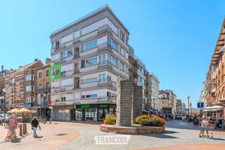 Dit lichtrijke appartement is gelegen in het centrum van Westende Bad, op boogschut van de winkels, horeca en de zeedijk. Dankzij de centrale ligging bevindt u zich hier vlak bij alle voorzieningen en geniet u tegelijk van een aangename woonomgeving.<br /><br />Het appartement beschikt over een lichtrijke leefruimte met toegang tot een terras en zeezicht. Daarnaast is er een aparte slaapkamer, wat zorgt voor een praktische indeling en aangenaam wooncomfort.<br /><br />Met een EPC-label C is er geen renovatieverplichting, waardoor u zonder bijkomende energetische renovatiewerken van het appartement kunt genieten.<br /><br />De combinatie van de centrale ligging, het zeezicht, de buitenruimtes en de lichtrijke leefruimte maakt dit appartement ideaal als tweede verblijf, vaste woonst of investering aan de kust.<br /><br />Voor meer informatie of een bezoek kunt u contact opnemen met Inti via inti@immofrancois.be of 0499 74 89 74.<br /><br />