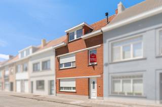 Charmante gezinswoning gelegen in het centrum van Zeebrugge met een leuke tuin en tal van mogelijkheden. De woning beschikt over drie slaapkamers en ook nog een vaste trap naar de zolder waar nog de mogelijkheid bestaat om extra kamers te maken. Het biedt een uitstekende basis voor wie op zoek is naar een renovatieproject met potentieel. Dankzij de centrale ligging bevinden winkels, scholen, openbaar vervoer en de kust zich op korte afstand.
Een ideale opportuniteit voor gezinnen, investeerders of wie een woning volledig naar eigen smaak wil inrichten. Contacteer makelaar Stéphanie 0472 77 86 60 of stephanie@keyimmo.be voor meer info of een bezoek.