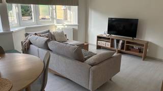 Bent u op zoek naar een ruim en lichtrijk appartement op een centrale ligging in Veurne? <br /><br />Dit verzorgde duplexappartement op de eerste verdieping, gelegen aan de Astridlaan, combineert comfort, ruimte en een uitstekende bereikbaarheid. U woont op wandelafstand van het centrum, winkels, horeca, scholen en openbaar vervoer, terwijl u tegelijk geniet van een rustige woonomgeving.<br /><br />Het appartement beschikt over een ruime en lichtrijke leefruimte, een vernieuwde moderne keuken, twee volwaardige slaapkamers en een badkamer met douche. <br /><br />Aansluitend aan de keuken bevindt zich een gezellig zonnig terras, ideaal om te genieten van een kop koffie of een rustige avond buiten. Doordat er geen lift aanwezig is, zijn er bovendien geen syndickosten.<br /><br />De woning is vrij vanaf 1 oktober, maar kan in overleg reeds vanaf 1 augustus beschikbaar zijn.<br /><br />Interesse? Aarzel niet om ons te contacteren en plan snel uw bezoek in, via Marie ! 💚 Bezoek onze website voor meer informatie<br /><br />