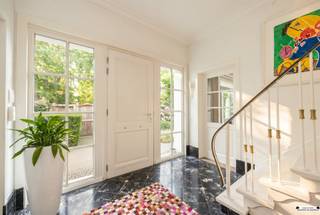 <p><span>Charmante villa op toplocatie in hartje Ekeren</span></p><p><span>Op een absolute topligging in het centrum van Ekeren, met prachtig zicht op het park, en vlakbij natuurdomein Oude Landen, bevindt zich deze uitstekend onderhouden en karaktervolle villa. </span><span>De woning combineert een hoogwaardige afwerking met een uitzonderlijke woonkwaliteit, mede dankzij de overvloedige lichtinval en prachtig zicht op de natuur.</span></p><p><span>Een stijlvolle woning voor wie comfortabel en centraal wil wonen.</span></p><h3><span>Indeling</span></h3><p><span>De woning verwelkomt u via een indrukwekkende inkomhal met hoge plafonds en een prachtig gevoel van ruimte. De elegante, gebogen trap is een echte eyecatcher en straalt tijdloze klasse uit. De natuurstenen vloer vormt een stijlvol contrast met de lichte wanden. Een binnenkomst die meteen indruk maakt! </span></p><p><span>Van hieruit loopt u door naar de lichtrijke leefruimte. De woonkamer geniet van grote raampartijen, ingemaakte kasten en een prachtige parketvloer, wat zorgt voor een warme en stijlvolle sfeer. De open keuken sluit naadloos aan op de leefruimte. Ze is uitgerust met hoogwaardige Miele-toestellen, waaronder een keramische kookplaat, oven, koelkast en vaatwasser. De koelkast en vaatwasser werden recent vernieuwd (2024-2025).</span></p><p><span>Aansluitend bevindt zich een tussenhal met toegang tot de garage. Deze is vandaag ingericht als praktische wasruimte met maatwerkkasten voor wasmachine en droogkast. Het tweede gedeelte van de garage biedt extra bergruimte, ideaal voor fietsen en stockage. Buiten is een laadpaal voor elektrische wagens voorzien. De oprit biedt ruimte voor 2 wagens.</span></p><p><span>Verder beschikt het gelijkvloers over een gastentoilet met handenwasser en een vestiaire. De échte eyecatcher? De aparte bar met wijnkoelkast. Deze ruimte kan eveneens perfect dienen als praktijk of kantoor aan huis, wat de woning extra interessant maakt voor zelfstandigen of vrije beroepen. </span></p><p><span>Op de bovenverdieping bevindt zich een lichtrijke overloop, momenteel ingericht als bureauruimte. Het grote, gebogen raam zorgt voor een prachtige lichtinval en een rustgevend zicht op het groen. De warme parketvloer en maatwerkkasten creëren een stijlvolle en functionele werkplek. Dankzij de open vide en elegante balustrade blijft het ruimtelijk gevoel behouden. Verder zijn er drie volwaardige slaapkamers. D</span><span>e masterbedroom geeft rechtstreeks toegang tot de badkamer, voorzien van een ligbad, wastafel en toilet.</span><span> Daarnaast is er een aparte douchekamer met wastafel, douche en toilet, toegankelijk vanuit de hal.</span></p><p><span>De bergzolder biedt bijkomende opbergruimte. De woning beschikt over een ruime en droge kelder, toegankelijk vanuit de inkomhal. Ideaal voor extra bergruimte!</span></p><h3><span>Tuin</span></h3><p><span>De woning beschikt over een prachtige, aangelegde tuin met volledige privacy dankzij hoge, volgroeide hagen. Hier geniet u in alle rust, zonder inkijk. De tuin biedt plaats voor een zonnig terras met ligzetels en tuinmeubelen. Dé ideale plek om in de zomer buiten te vertoeven en gasten te ontvangen in een groene, serene omgeving.</span></p><p><span>Extra troeven:</span></p><ul><li><span>Rustige, enkelrichtingsstraat</span><span> </span></li><li><span>Perfect onderhouden en zeer lichtrijke woning</span><span> </span></li><li><span>Volledige privacy: geen inkijk</span><span> </span></li><li><span>Ruime oprit voor 2 tot 3 wagens en laadpaal voor elektrische wagen</span></li><li><span>Totaalvernieuwing van het dak ca. 10 jaar geleden</span></li><li><span>Mogelijkheid tot praktijk of kantoor aan huis</span></li><li><span>Topligging in het centrum, met zicht op het park</span></li></ul><p><span>Interesse?</span><span><br />Ontdek zelf de charme en de uitzonderlijke ligging van deze villa. Plan vandaag nog uw bezoek in via </span><span>www.janssenenjanssen.be</span><span>!</span></p>
