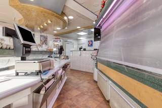 Het huis werd gebouwd in 1949 maar er is nog maar weinig over van de oorspronkelijke materialen door de totaalrenovatie die het huis doorgemaakt...