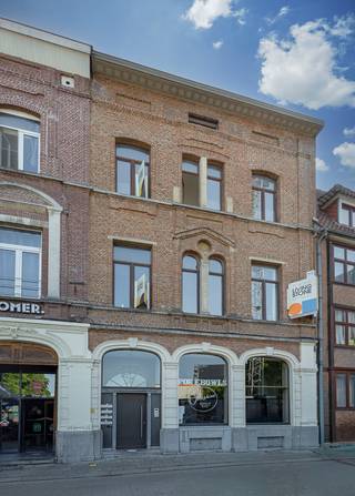 <p>Op een absolute toplocatie aan het <strong>Joseph Possozplein</strong>, midden in het bruisende centrum van Halle, bevindt zich dit aangename appartement op de tweede verdieping van een verzorgd gebouw met lift.</p><p>Dankzij de centrale ligging geniet u hier van alle comfort en voorzieningen binnen handbereik, terwijl u toch kan genieten van een rustige en aangename woonomgeving.</p><p>Bij het betreden van het appartement komt u terecht in een ruime en lichtrijke leefruimte die een aangenaam gevoel van ruimte creëert. Aansluitend bevindt zich de functionele keuken. Vanuit de leefruimte heeft u bovendien toegang tot het zonnige terras.</p><p>Verder beschikt het appartement over een ruime slaapkamer en een badkamer met douche in bad, lavabo en toilet. De praktische indeling maakt dit appartement bijzonder geschikt voor alleenstaanden, starters of investeerders die op zoek zijn naar een eigendom met een aantrekkelijk verhuurpotentieel.</p><p>Een bijkomende troef is de aanwezigheid van een afzonderlijke gasketel, wat zorgt voor een individueel en efficiënt beheer van het energieverbruik. Het gebouw is bovendien uitgerust met een lift, wat het wooncomfort extra verhoogt.</p><p>De ligging is zonder twijfel een van de grootste troeven van deze eigendom. Winkels, horeca, scholen, openbaar vervoer en tal van andere voorzieningen bevinden zich op wandelafstand, waardoor u optimaal kunt genieten van het stadsleven zonder in te boeten aan comfort. Bovendien wordt het Joseph Possozplein in de nabije toekomst heraangelegd, wat zal bijdragen aan een nog aantrekkelijkere leefomgeving en de uitstraling van deze toplocatie verder zal versterken.</p><p>Of u nu op zoek bent naar een eigen woonst op een centrale locatie of naar een interessante investering, dit appartement biedt een uitstekende opportuniteit in het centrum van Halle.</p>