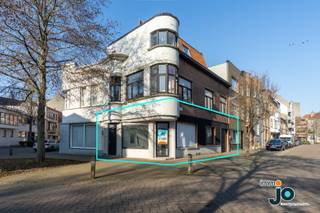 Dit lichtrijk en ruim gelijkvloersappartement, in een prachtig ART DECO gebouw, te koop in Oostende is gelegen tussen Petit Paris en het Westerkwartier en ligt vlakbij de zee en het strand. Dit appartement heeft naast een goede locatie nog een andere grote troef achter de hand: namelijke de bijhorende inpandige garage die perfect kan gebruikt worden voor stockage of extra hobby’s. Het instapklare appartement beschikt over een ruime slaapkamer en een grote leefruimte met een aparte eet- en zithoek. Dankzij de grote raampartijen geniet je steeds van veel natuurlijk licht, wat zorgt voor een aangename en open sfeer.<br /><br />Bekijk de videorondleiding op het instagramkanaal: immo_jo_sold_by_jo<br />Vraag uw gratis schatting aan via www.jo.immo<br /><br />De keuken is praktisch en volledig uitgerust, met een moderne look and feel. De badkamer is voorzien van een douche en lavabo en biedt alles wat je nodig hebt voor een optimaal wooncomfort. Daarenboven heb je een ruime slaapkamer met plaats genoeg voor een dubbel bed.<br /><br />In de nabije omgeving vind je tal van winkels en voorzieningen, en je geniet van een vlotte verbinding naar het centrum van Oostende. Dit maakt het appartement ideaal voor starters, koppels of investeerders. Dankzij de centrale ligging en het praktische ontwerp is deze woning een uitstekende keuze voor wie op zoek is naar een combinatie van comfort en functionaliteit.<br /><br />Wat dit appartement extra aantrekkelijk maakt, is de zeldzame inpandige garagebox die inbegrepen is in de prijs. Perfect voor je wagen, extra opslag of als handige werkruimte.<br /><br />Wil je dit instapklare appartement met inpandige garage zelf ontdekken? Neem dan snel contact op via 059/300 800 of mail naar jo@jo.immo<br />