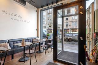 Deze commerciële gelijkvloerse ruimte van 120m², aangevuld met twee ruime terrassen (vooraan & achteraan), is zeer gunstig gelegen op...