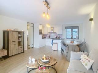 Appartement met ruim terras te Hoegaarden!<br /><br />Het appartementencomplex Roerstok bestaat uit een 40-tal appartementen allemaal te bereiken via het groene binnenplein. In het complex vinden we een mooi 1-slaapkamerappartement terug op de eerste verdieping.<br /><br />Het appartement bestaat uit een inkomhal, een leefruimte met volledig uitgeruste keuken, 1 slaapkamers, een badkamer ingericht met inloopdouche en toilet en tenslotte een berging. Aansluitend aan de leefruimte hebben we toegang tot het ruime terras. <br /><br />De gordijnen en lichtarmaturen zijn reeds voorzien en ter beschikking van de nieuwe huurder. Bovendien is het appartement ook uitgerust met een waterverzachter.<br /><br />De huurprijs van het appartement bedraagt €895/maand. De provisie voor het onderhoud van de gemeenschappelijke delen bedraagt €50/maand.<br />Alle nutsvoorzieningen zijn individueel. <br /><br />Het appartement is beschikbaar vanaf 01/04/2026. <br /><br />Interesse? Plan snel je bezoek in via onze website www.living-stone.be. <br />Bij vragen, neem contact op via michelle.vanroy@living-stone.be.