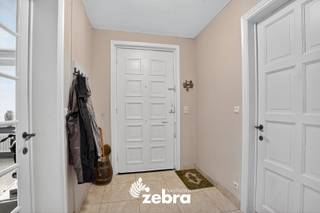 Deze voormalige burgemeesterswoning biedt maar liefst zes slaapkamers, vier badkamers, een garage en diverse parkeerplaatsen. Gelegen op een...