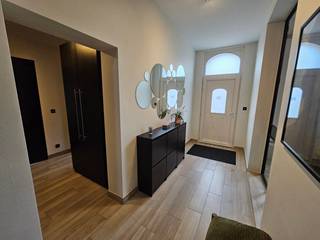 Deze instapklare gezinswoning is de perfecte match voor wie op zoek is naar ruimte, modern comfort en een energiezuinige toekomst. De woning werd...