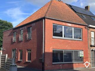 Volledig vernieuwd gelijkvloers appartement, bestaande uit: inkomhal - grote living - keuken met inbouwtoestellen (frigo en vaatwas) - berging/wasplaats - afzonderlijk toilet - badkamer met inloopdouche - 2 slaapkamers - terras - garage - autostandplaats. <br /><br />Vrij 1/11/2026<br />Huurprijs appartement: 795,00€ (inclusief syndickosten)<br />EPC-label C