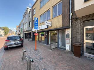 <strong>Ligging</strong><br />Instapklaar handelspand op een topligging pal in het centrum van Brakel, met gratis parkeergelegenheid in de nabije omgeving. Dankzij de centrale ligging is dit een ideale uitvalsbasis voor diverse handelsactiviteiten.<br /><br /><strong>Indeling</strong><br />Het handelspand beschikt over een mooie bruikbare vloeroppervlakte van 106 m². Vooraan bevindt zich een ruime vitrine die zorgt voor een uitstekende zichtbaarheid en visibiliteit. Het pand is geschikt voor verschillende handelsdoeleinden en werd in het verleden uitgebaat als speelgoedwinkel en bakkerij. Verder zijn een kitchenette en toilet met handenwasser aanwezig.<br /><br /><strong>Technisch</strong><br />EPC-label C. Centrale verwarming op aardgas. Mogelijkheid tot het plaatsen van lichtreclame aan de gevel. Beschikbaarheid bespreekbaar.<br /><br /><strong>Troeven</strong>
<ul>
	<li>106 m² bruikbare vloeroppervlakte</li>
	<li>Topligging in het centrum van Brakel</li>
	<li>Geschikt voor diverse handelsdoeleinden</li>
	<li>Gratis parkeergelegenheid</li>
	<li>Ruime vitrine</li>
	<li>Centrale verwarming op aardgas</li>
	<li>Lichtreclame mogelijk</li>
</ul>
<strong>Contact</strong><br />Interesse? Contacteer Realimmo via cedrik@real-immo.be voor meer informatie of een bezoek.