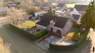 Charmante woning met 5 slpk. op een perceel van ca. 843m² te Meerle!INDELINGGelijkvloerse verdieping:- Inkomhal met gastentoilet- Ruime, gezellig...